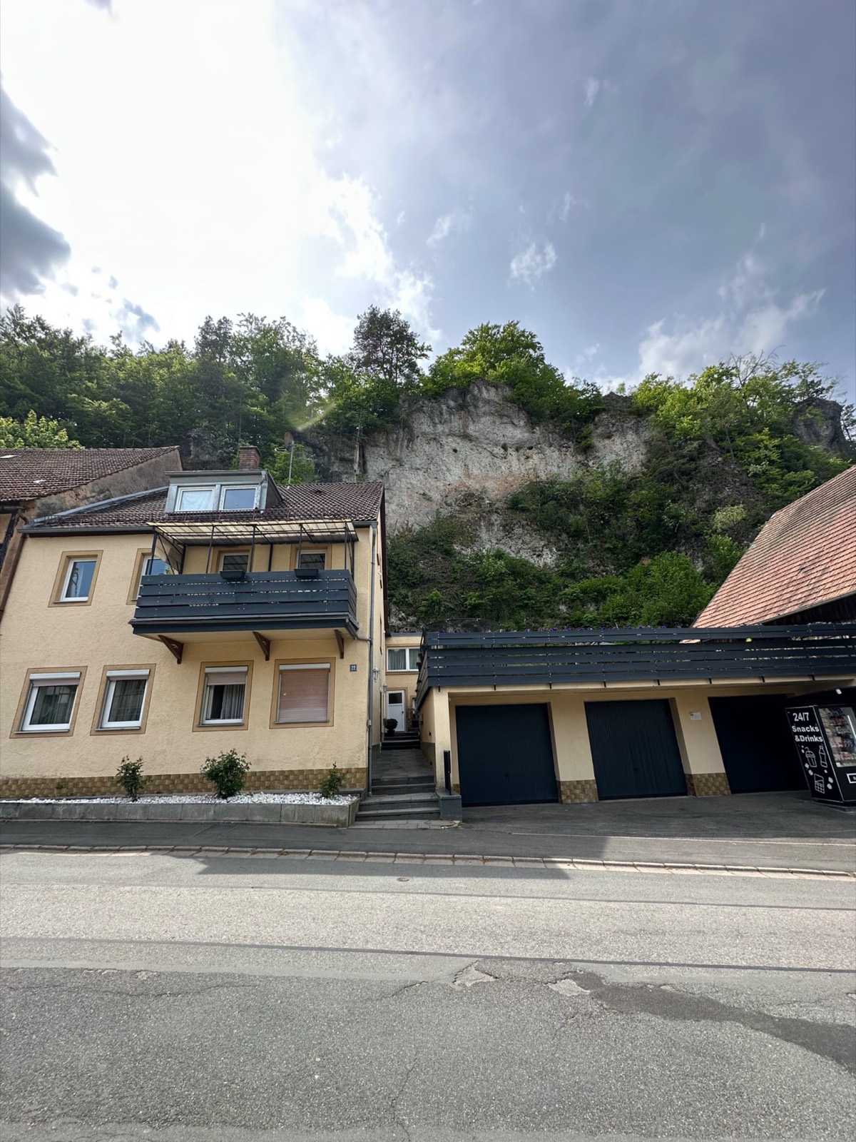 Außenansicht mit Felsen der Fränkischen Schweiz