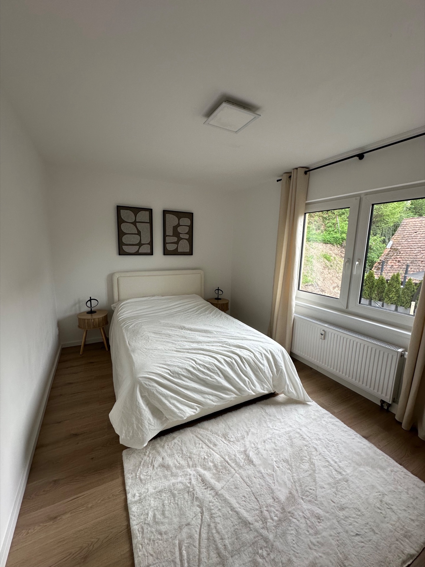 Schlafzimmer mit Blick ins Grüne