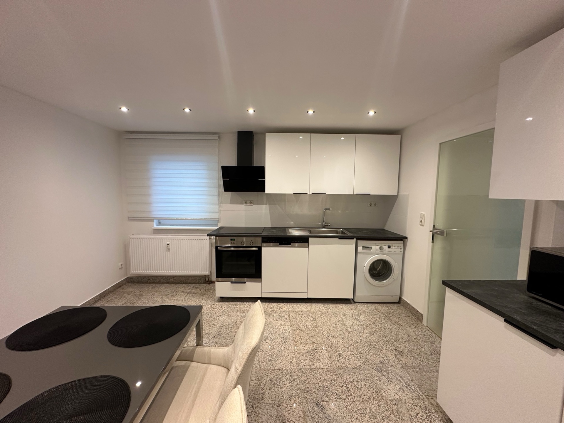 Küche mit Backofen und Geschirrspüler